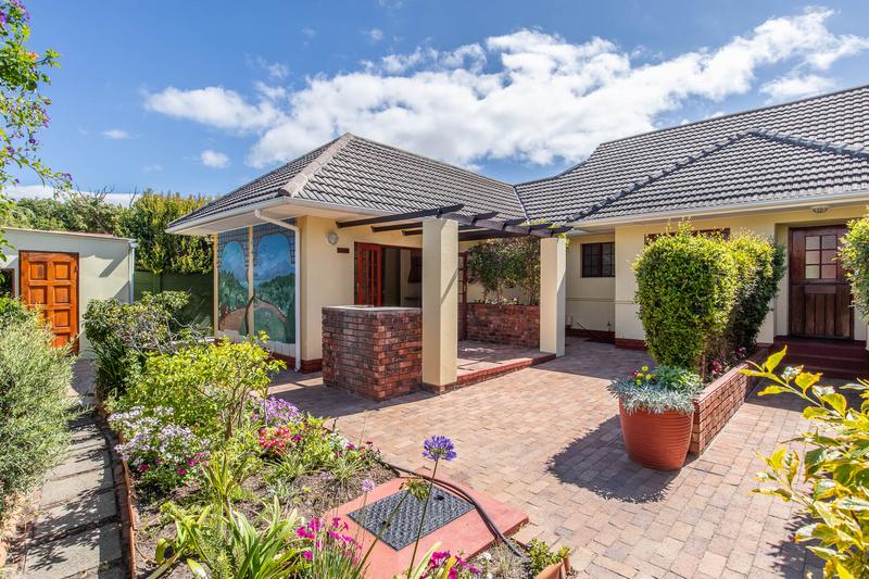 5 Bedroom Property for Sale in Bergvliet Western Cape